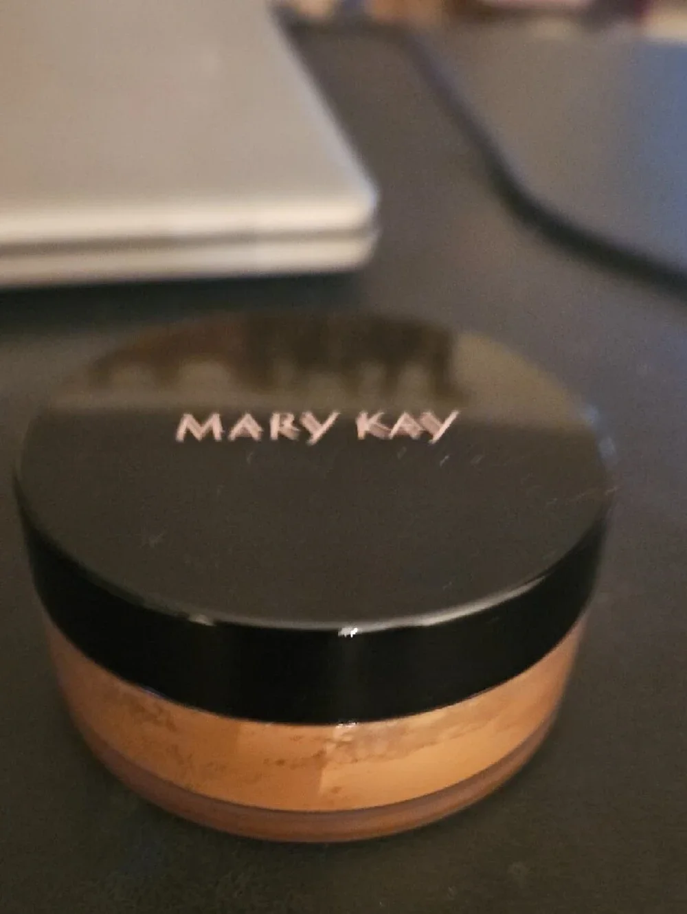 Mary Kay Silky Setting Powder - Medium Beige - Picture 4 of 5